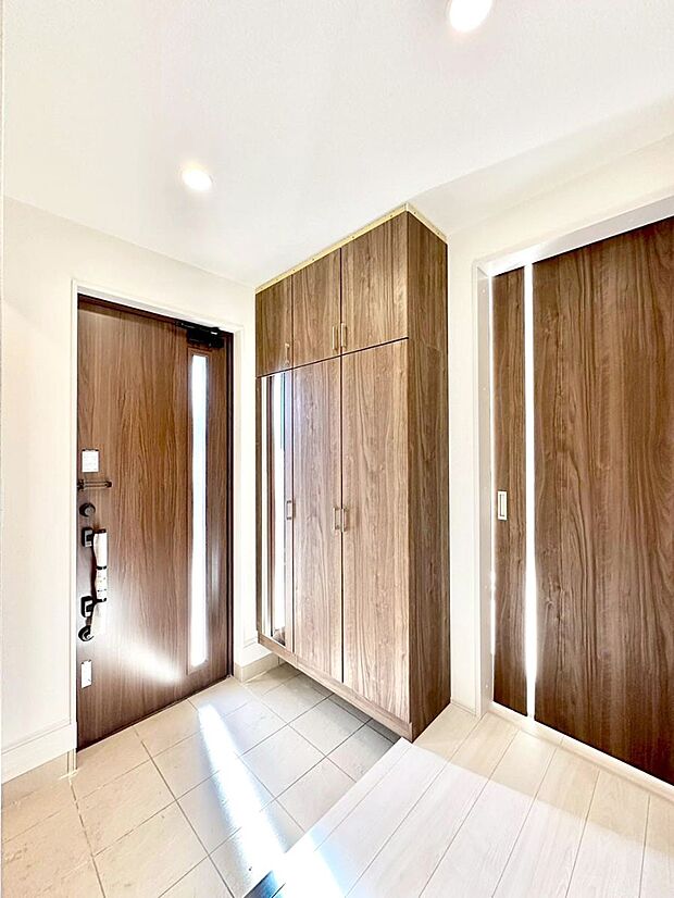 明るい玄関はお客様をお出迎えするのにぴったりです!