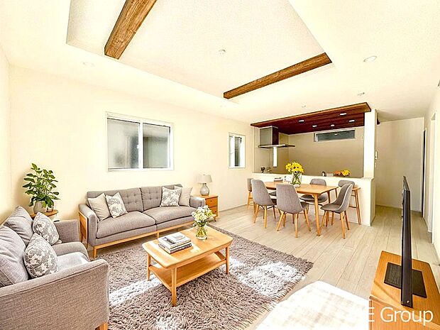 ご家族の賑やかな話し声で包まれる明るいリビング ※家具はCGです