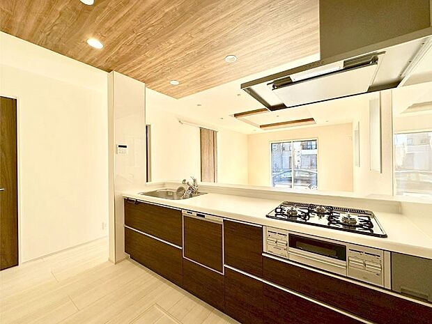 料理をしながらでもご家族との会話を楽しめる対面キッチン