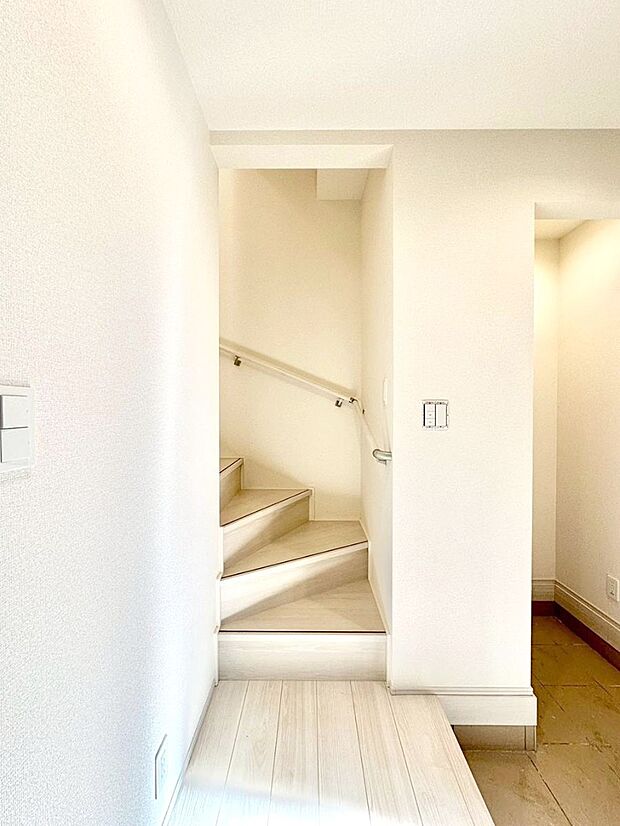 安全性を考慮し階段には手すりを設置しています