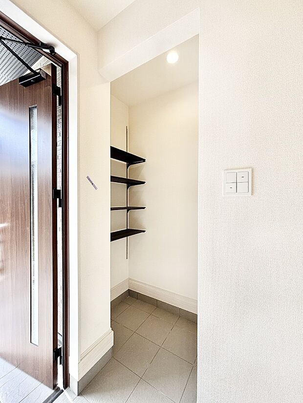 たっぷりの収納力を備えた土間収納付きの玄関　