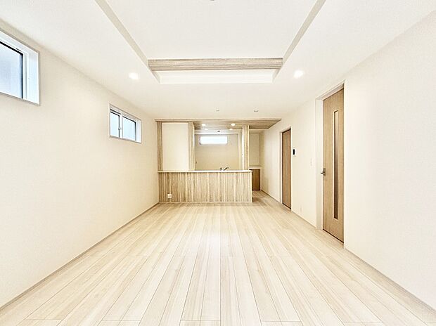 明るい陽光が注ぎ、寛ぎの雰囲気に満たされるリビング・ダイニング。