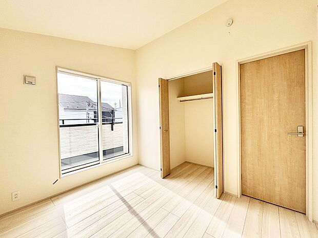 窓からのやさしい光が心地よいプライベートルーム