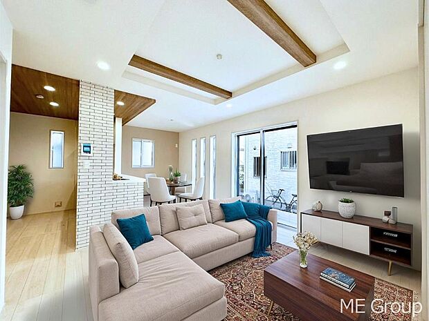 ご家族の賑やかな話し声で包まれる明るいリビング ※家具はCGです