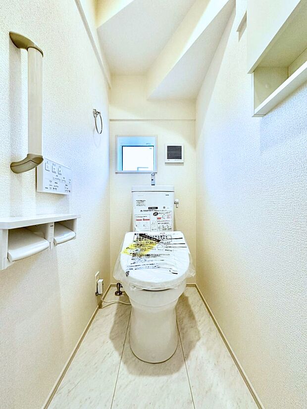 明るく清潔感のあるトイレです。