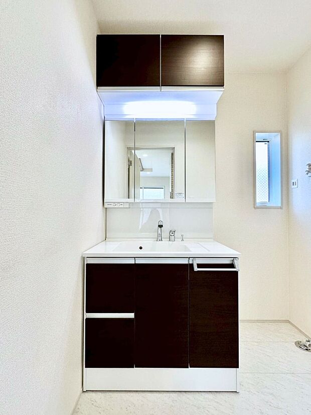 大きく見やすい三面鏡で清潔感ある洗面台は、身だしなみチェックや肌のお手入れにおすすめです。