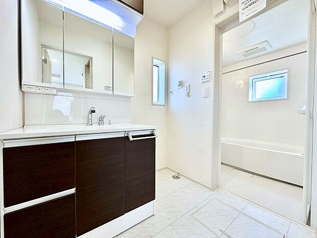 清潔感のある快適空間です。毎日の身支度も気持ち良くお使い頂けます。