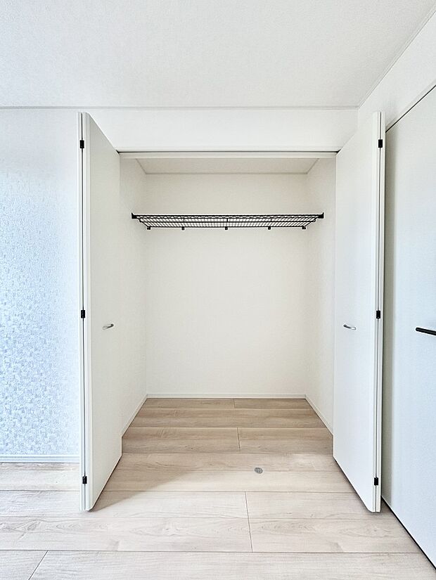 洋室のクローゼット。奥行きがあるので厚手の衣類もすっきり収まります。