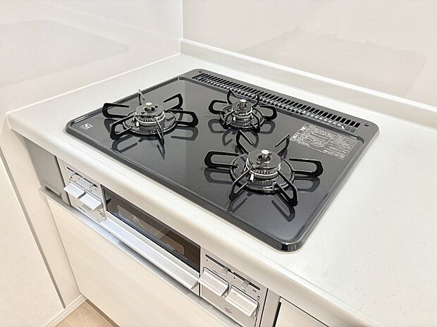 ガスコンロはSiセンサー搭載。火力調節や焦げ付き・消し忘れも防いでくれます。