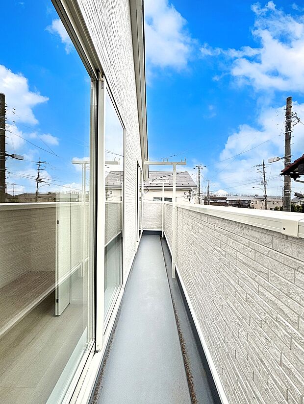 2部屋にまたがるバルコニー。晴れた日には洗濯物も気持ちよく干せそうですね。