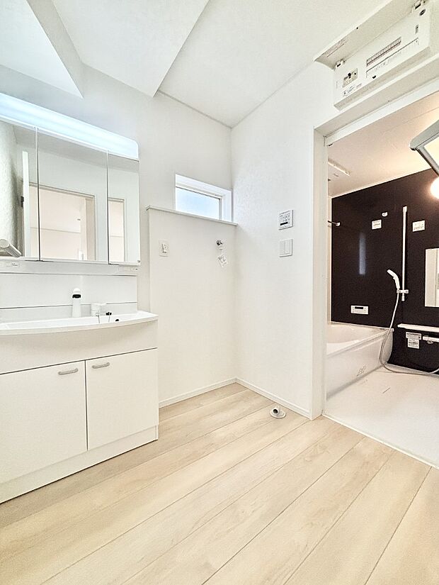 小窓がついているので湿気の多い場所でも換気が十分行えます。毎日の身支度を気持ち良く！