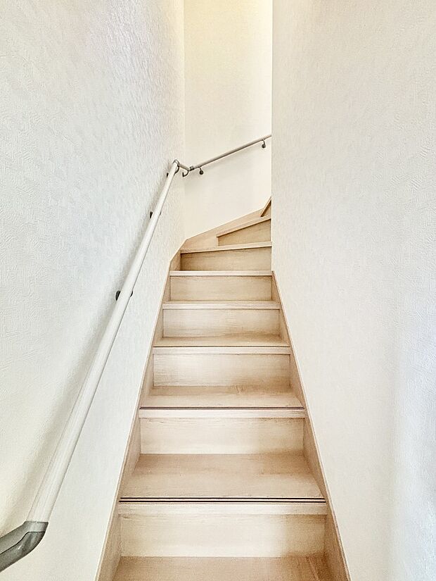 階段は手すり付きなので小さなお子さまやご高齢の方も安心です  