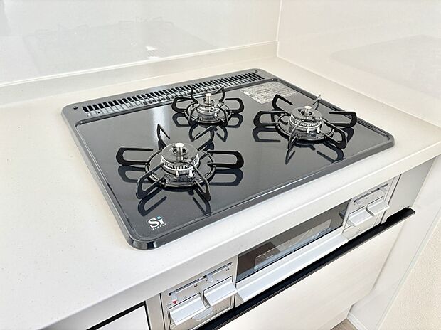 ガスコンロはSiセンサー搭載。火力調節や焦げ付き・消し忘れも防いでくれます。