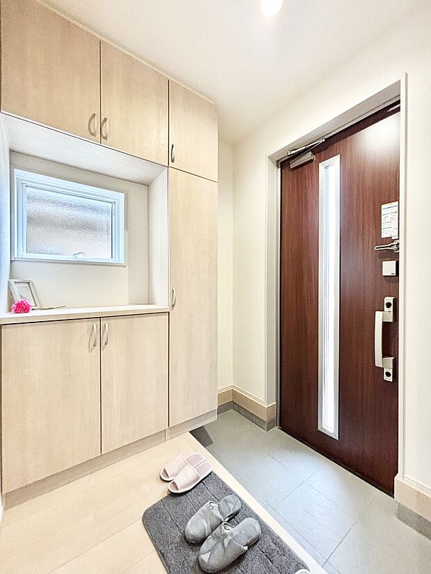 明るい玄関はお客様をお出迎えするのにぴったりです！ 