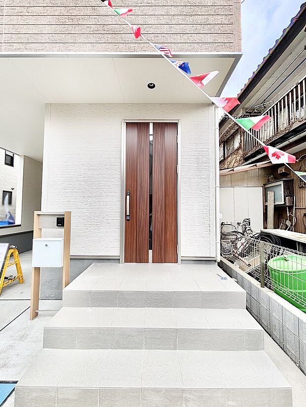 大切な家族、来客を出迎える玄関。