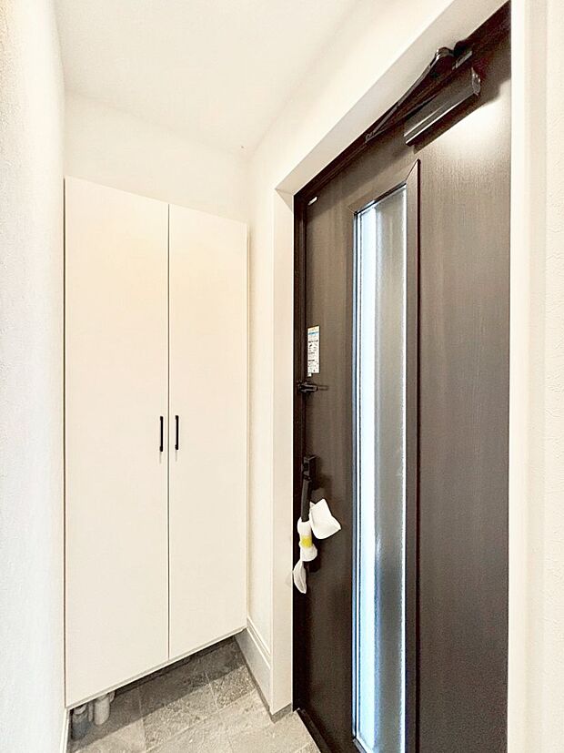 玄関ドアにスリッドラインが入っているので光の演出をしてくれます!