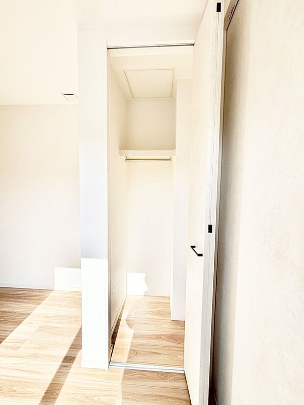 毎日着る衣類や荷物などの収納に便利なクローゼット付きです。