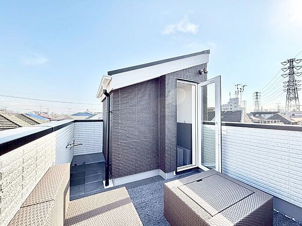 おうち時間が充実しそうな開放感を感じられる屋上テラス!