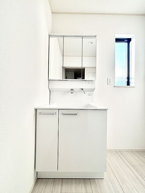 大きく見やすい三面鏡で清潔感ある洗面台は、身だしなみチェックや肌のお手入れにおすすめです。