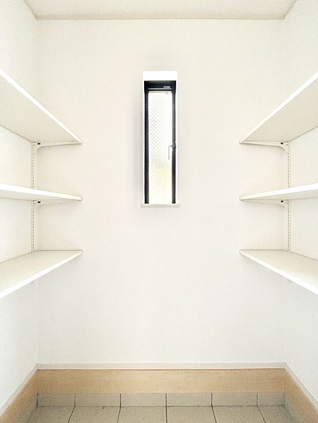 シューズインクローク付き!雨具やベビーカーも置けます。