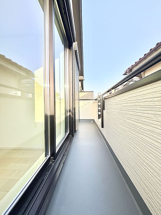 南向きのバルコニー!ご家族の洗濯物はもちろん、お布団もたっぷり干せます!