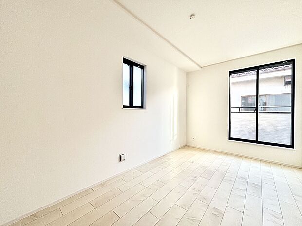 バルコニーが開放感をプラスしてくれる洋室