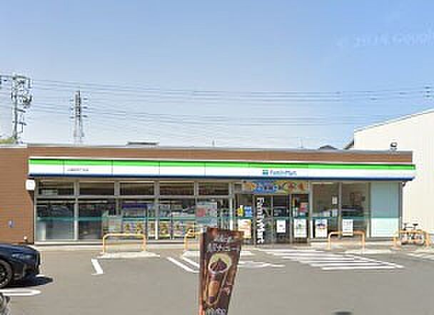 コンビニ 700m ファミリーマート 大泉町四丁目店