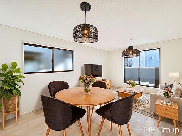 ご家族の賑やかな話し声で包まれる明るいリビング ※家具はCGです