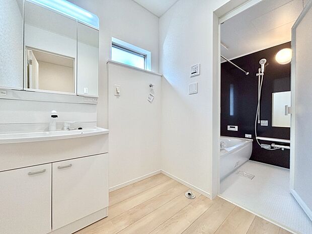 広々とゆとりのあるランドリースペース。
