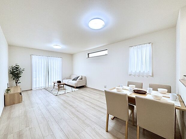 大きな窓からたっぷりの陽光と風を感じられるリビング