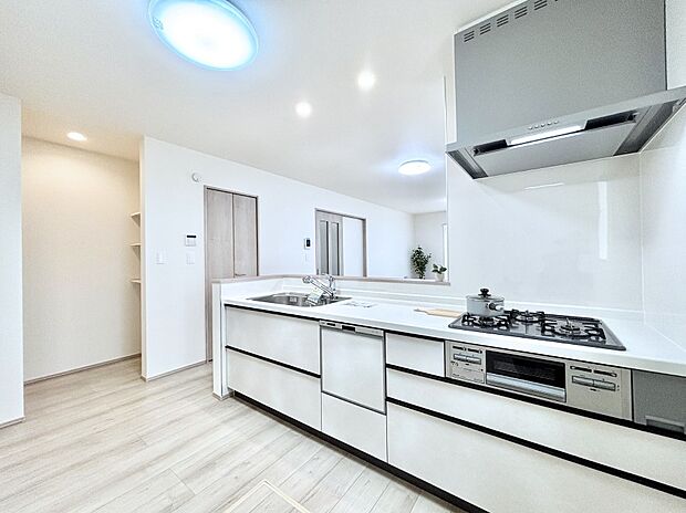 ゆとりあるキッチンスペースでお料理や食後の後片付けもスムーズに!