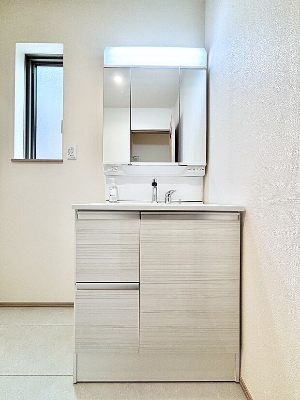 大きく見やすい三面鏡で清潔感ある洗面台は、身だしなみチェックや肌のお手入れにおすすめです。