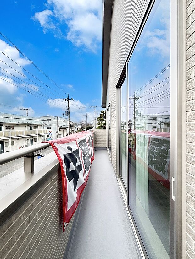 ゆったりバルコニーだから沢山お洗濯ものを干せます。