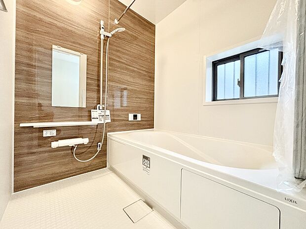 落ち着いた雰囲気でゆっくりお寛ぎいただけるバスルーム 