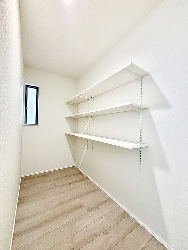 食品のストックや調理器具の保管に便利な可動棚付きパントリー