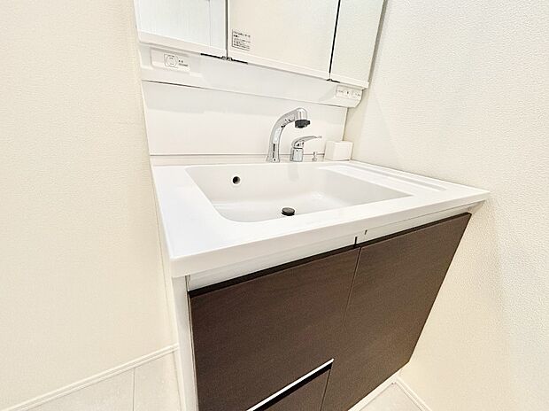 ハンドシャワー付き！使いやすい洗面台。