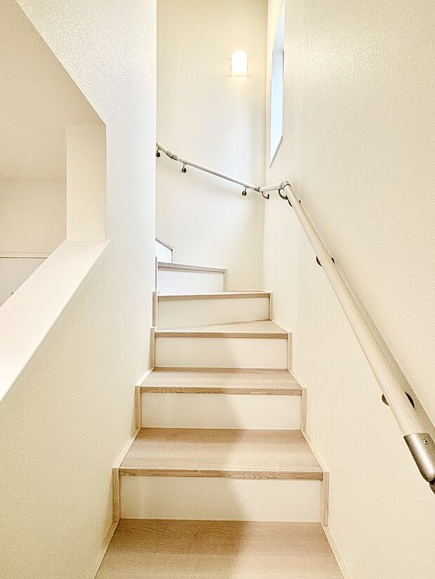 安全性を考慮し階段には手すりを設置しています