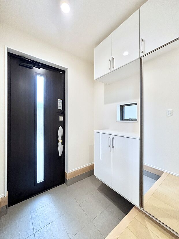 飾り棚を利用して、お越しいただくお客様をおもてなしできます。