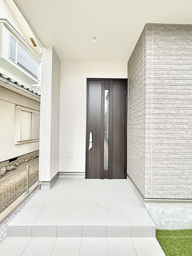 大切な家族、来客を出迎える玄関。