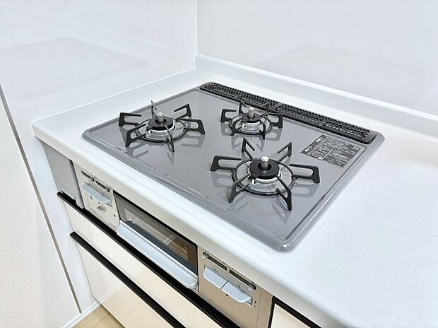 ガスコンロはＳｉセンサー搭載。火力調節や焦げ付き・消し忘れも防いでくれます。