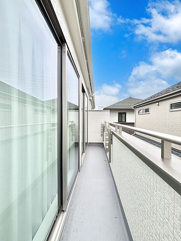 ゆったりバルコニーだから沢山お洗濯ものを干せます。