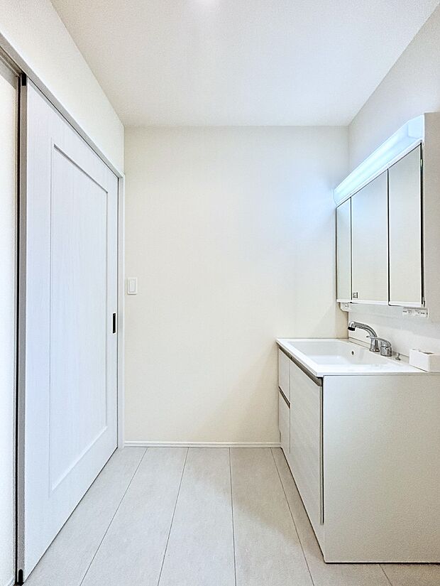 清潔感のある快適空間です。毎日の身支度も気持ち良くお使い頂けます。 