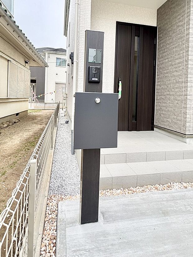 表札・インターホン・ポストをひとつに集約。エントランスになじむシンプルデザイン。