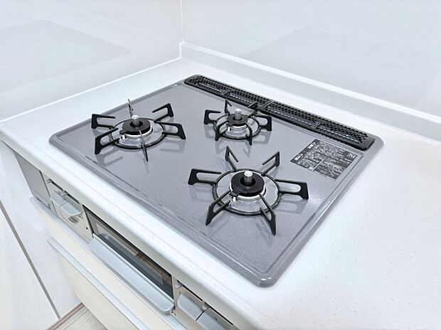 ガスコンロはＳｉセンサー搭載。火力調節や焦げ付き・消し忘れも防いでくれます。