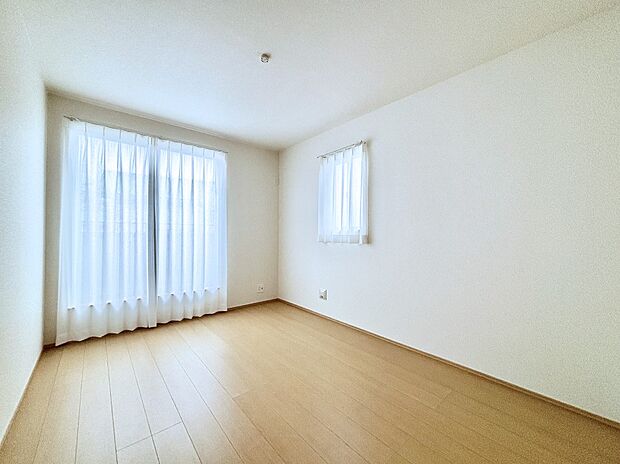 明るいバルコニーサイドに洋室を設置。目覚めの良い寝室に。 