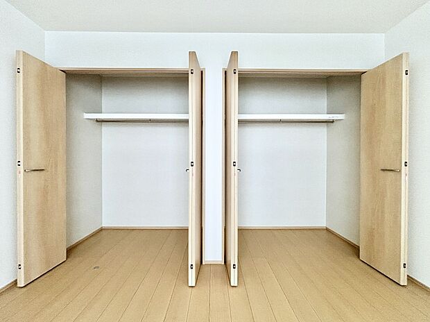 洋室のツインクローゼット。奥行きがあるので厚手の衣類もすっきり収まります。