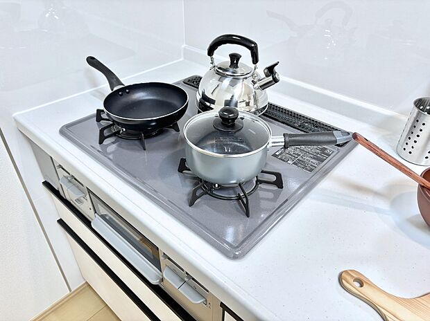 ガスコンロはＳｉセンサー搭載。火力調節や焦げ付き・消し忘れも防いでくれます。