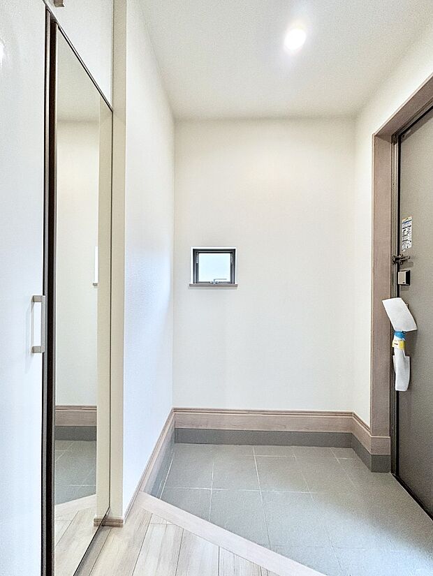 明るい玄関はお客様をお出迎えするのにぴったりです！ 