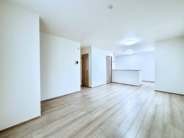 明るい陽光が注ぎ、寛ぎの雰囲気に満たされるリビング・ダイニング。 