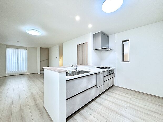 爽やかな風が通り抜けるキッチン。窓があるので明るく換気にも役立ちます。